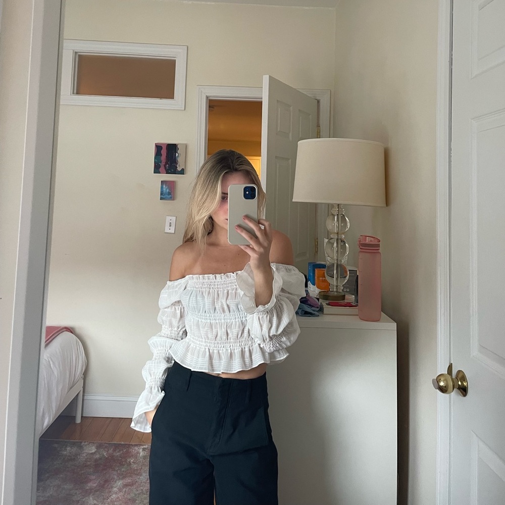 BEAUTIFUL WHITE BLOUSE- WEAR ON OR OFF SHOULDER - AMAZING CONDITION!!